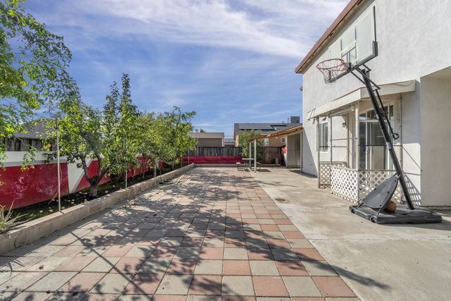 738 W Silvercrest Drive, Lindsay, CA 93247