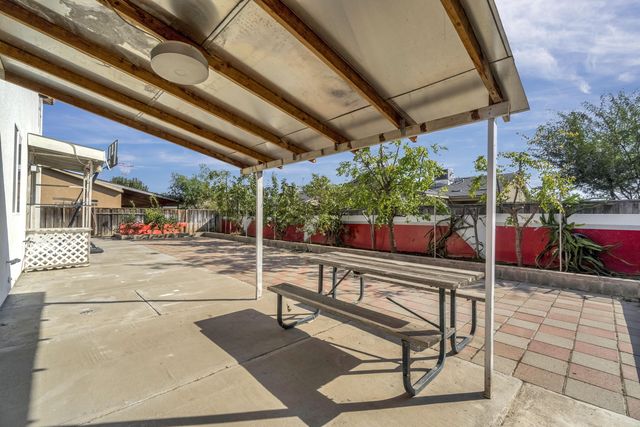 738 W Silvercrest Drive, Lindsay, CA 93247