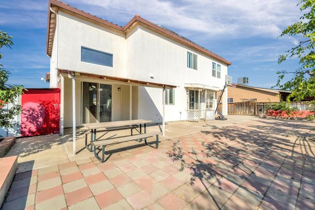 738 W Silvercrest Drive, Lindsay, CA 93247