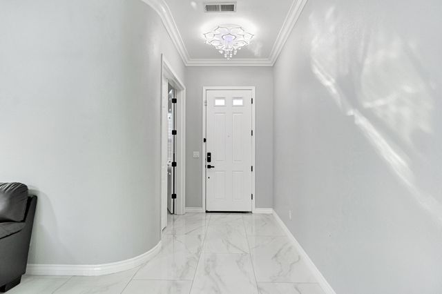 738 W Silvercrest Drive, Lindsay, CA 93247