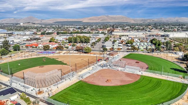 738 W Silvercrest Drive, Lindsay, CA 93247