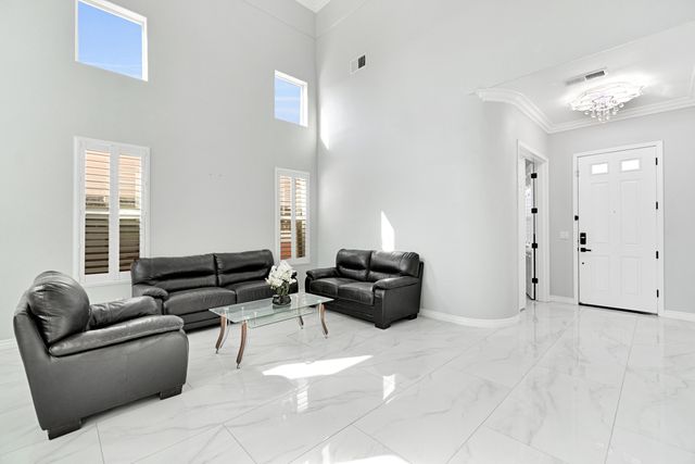 738 W Silvercrest Drive, Lindsay, CA 93247