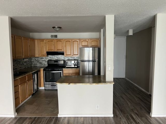 6700 S South Shore Drive 19J, Chicago, IL 60649