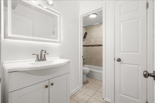 5300 Carriageway Drive 208, Rolling Meadows, IL 60008