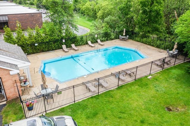 5300 Carriageway Drive 208, Rolling Meadows, IL 60008