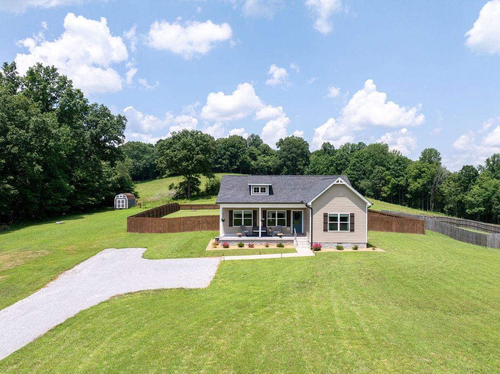 1224 Columbia Road, Charlotte, TN 37036