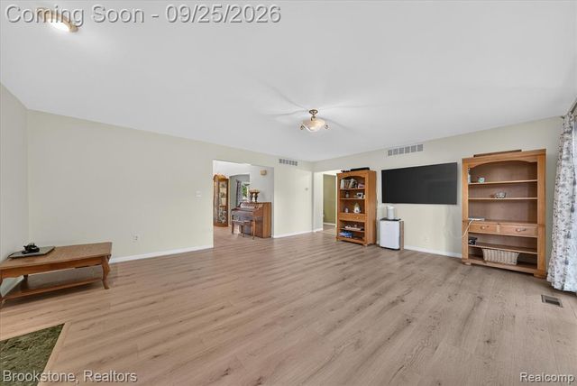 5390 Dillon Drive, White Lake, MI 48383