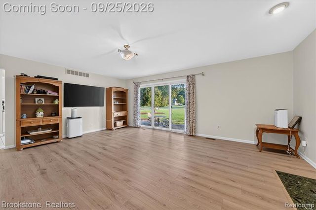 5390 Dillon Drive, White Lake, MI 48383
