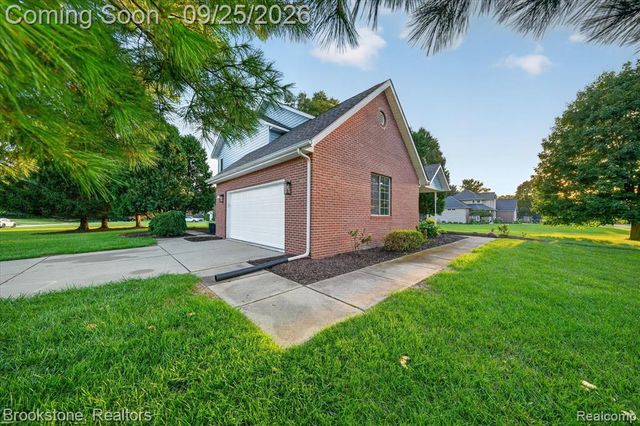 5390 Dillon Drive, White Lake, MI 48383