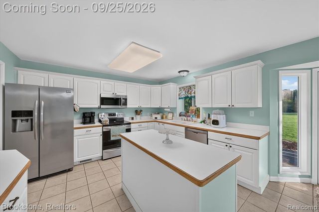 5390 Dillon Drive, White Lake, MI 48383