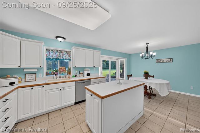 5390 Dillon Drive, White Lake, MI 48383