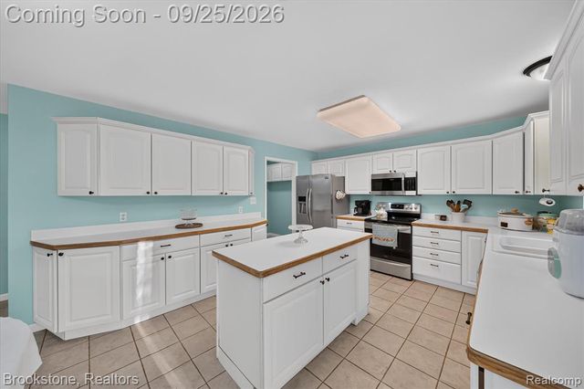 5390 Dillon Drive, White Lake, MI 48383