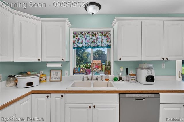 5390 Dillon Drive, White Lake, MI 48383