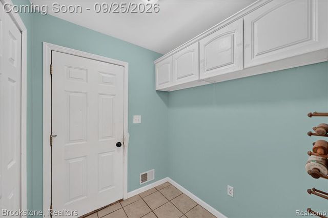 5390 Dillon Drive, White Lake, MI 48383