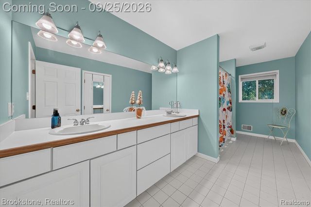 5390 Dillon Drive, White Lake, MI 48383
