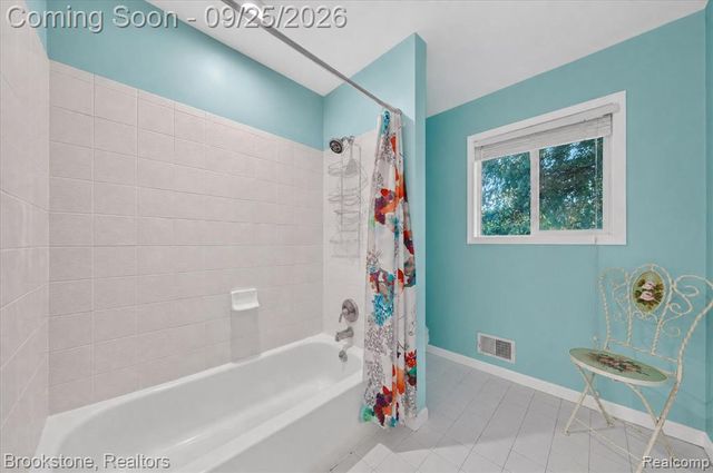 5390 Dillon Drive, White Lake, MI 48383