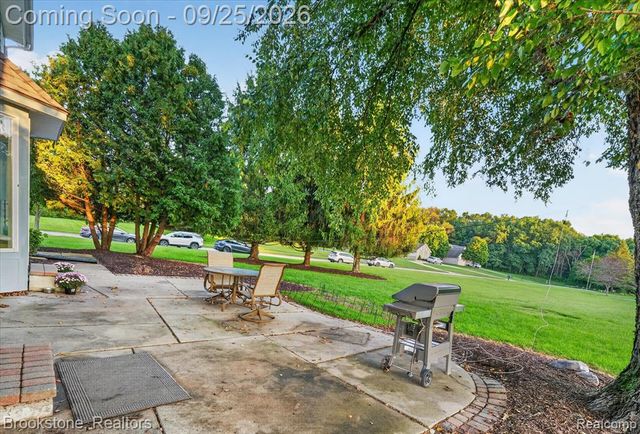 5390 Dillon Drive, White Lake, MI 48383