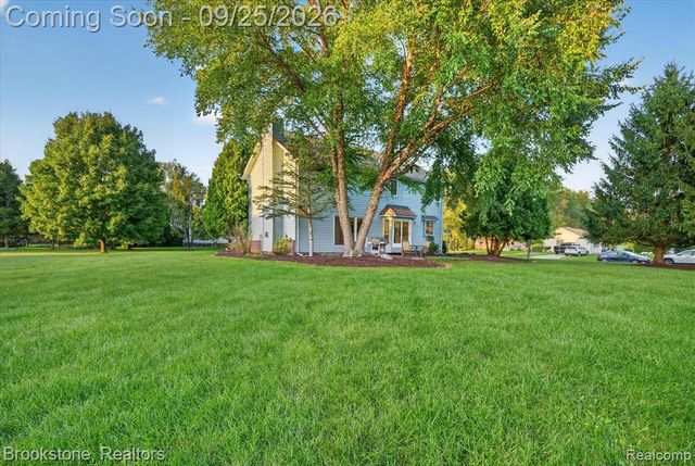 5390 Dillon Drive, White Lake, MI 48383