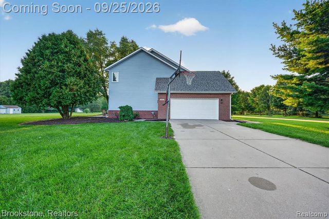 5390 Dillon Drive, White Lake, MI 48383
