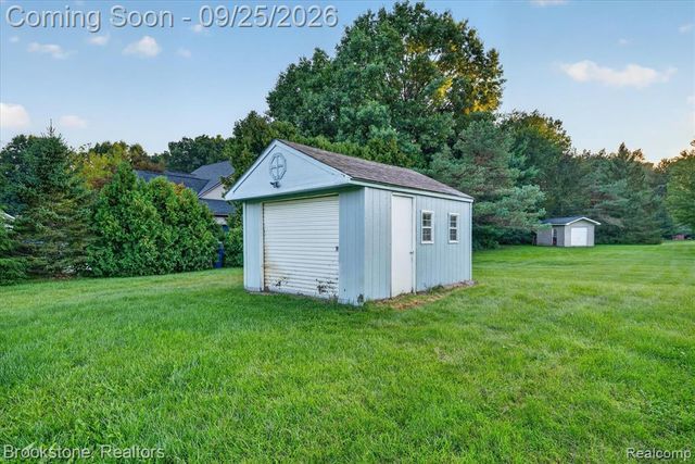 5390 Dillon Drive, White Lake, MI 48383