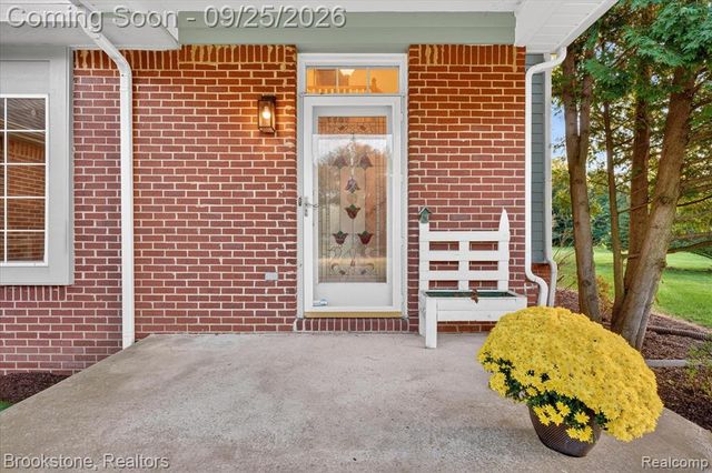 5390 Dillon Drive, White Lake, MI 48383