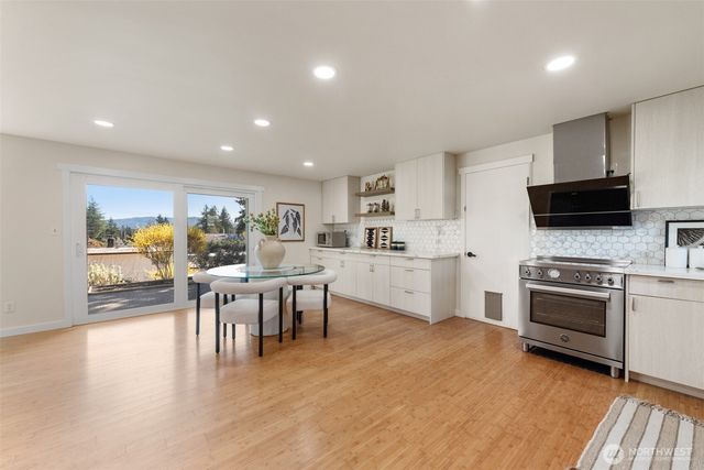 16127 SE 5th Street, Bellevue, WA 98008