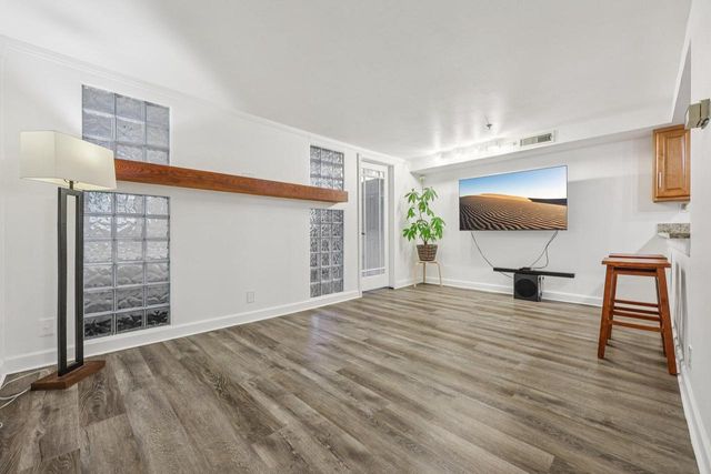 270 E Highland AVENUE #216, Milwaukee, WI 53202