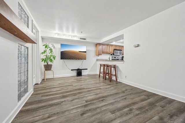 270 E Highland AVENUE #216, Milwaukee, WI 53202