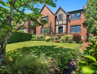 324 W Kinnear Place, Seattle, WA 98119