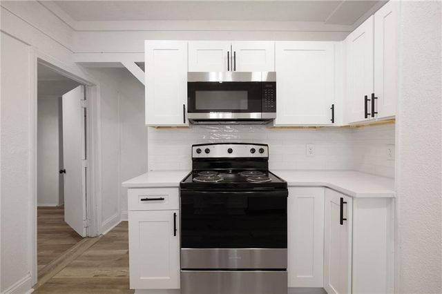 10515 E Lake Drive, Independence, MO 64053