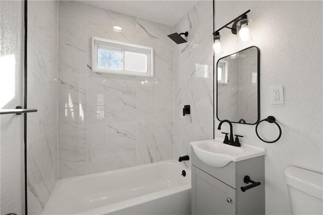 10515 E Lake Drive, Independence, MO 64053