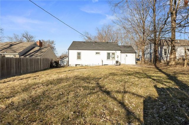 10515 E Lake Drive, Independence, MO 64053