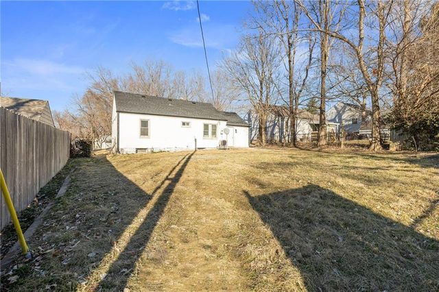 10515 E Lake Drive, Independence, MO 64053