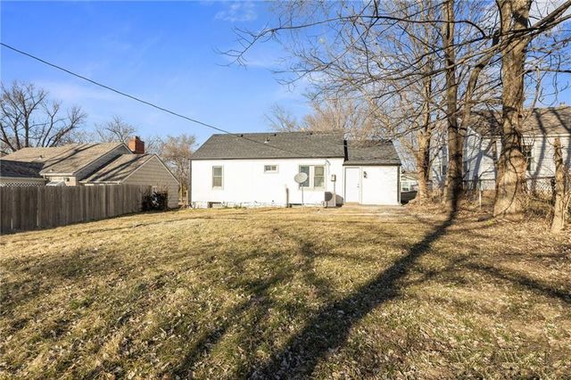 10515 E Lake Drive, Independence, MO 64053