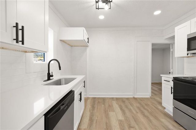 10515 E Lake Drive, Independence, MO 64053