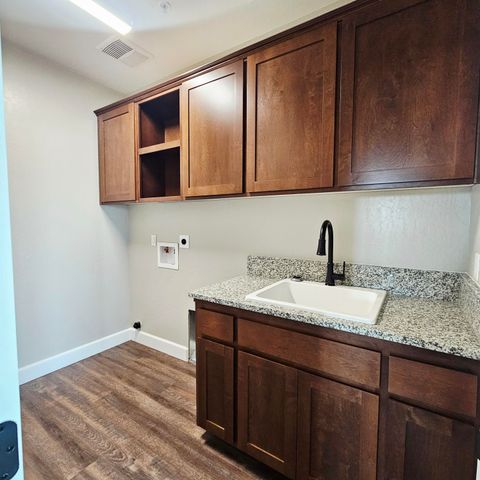 1009 E Harter Drive, Visalia, CA 93292