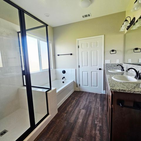 1009 E Harter Drive, Visalia, CA 93292