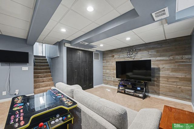 14815 Seward Plaza, Omaha, NE 68154