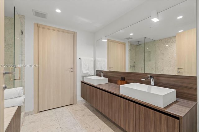 1000 E Brickell Plz 3803, Miami, FL 33131