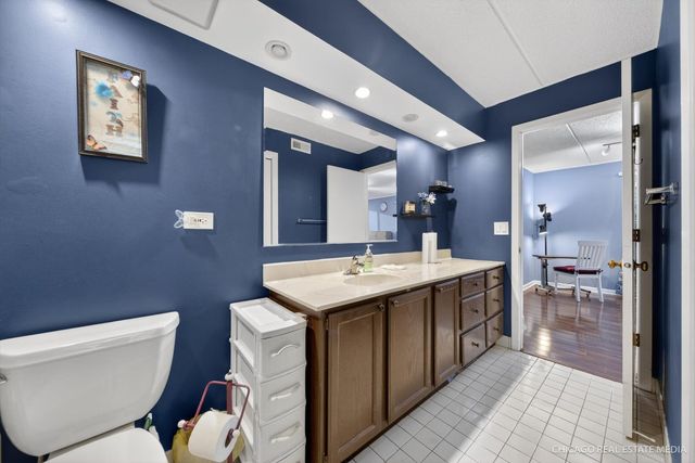 6316 W Montrose Avenue 102, Chicago, IL 60634