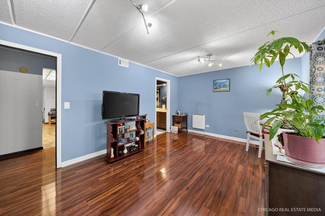 6316 W Montrose Avenue 102, Chicago, IL 60634