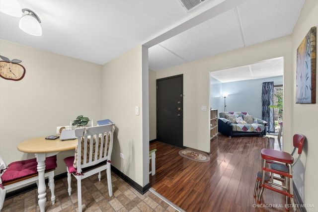 6316 W Montrose Avenue 102, Chicago, IL 60634