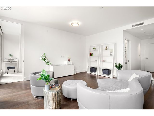 937 Nw GLISAN St 935, Portland, OR 97209