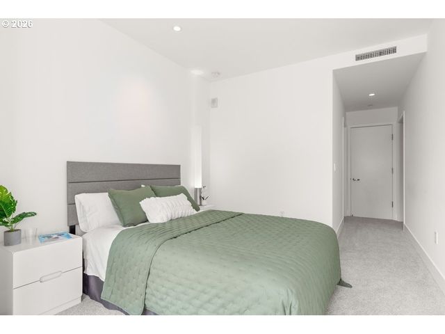 937 Nw GLISAN St 935, Portland, OR 97209