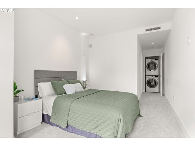 937 Nw GLISAN St 935, Portland, OR 97209