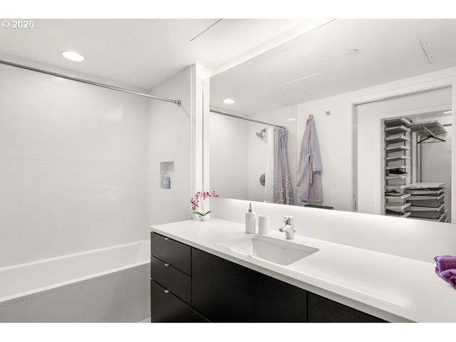937 Nw GLISAN St 935, Portland, OR 97209