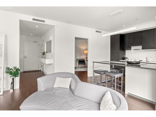 937 Nw GLISAN St 935, Portland, OR 97209