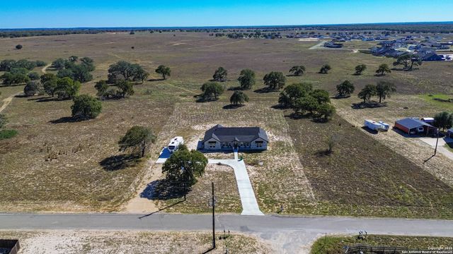 732 lake valley, La Vernia, TX 78121