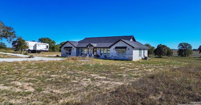 732 lake valley, La Vernia, TX 78121