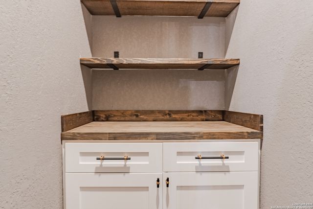 732 lake valley, La Vernia, TX 78121